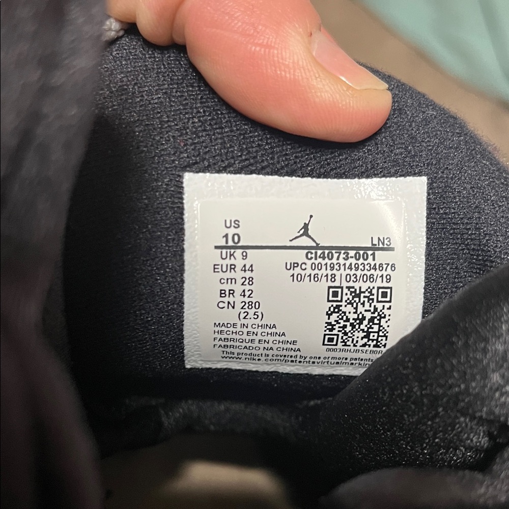 AIR JORDAN 8 RETRO OG (bugs bunny/ reflections of a champion edition) - Picture 2 of 7
